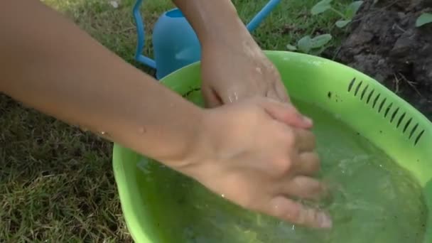 Slow motion shot van boer wassen handen in wastafel. — Stockvideo