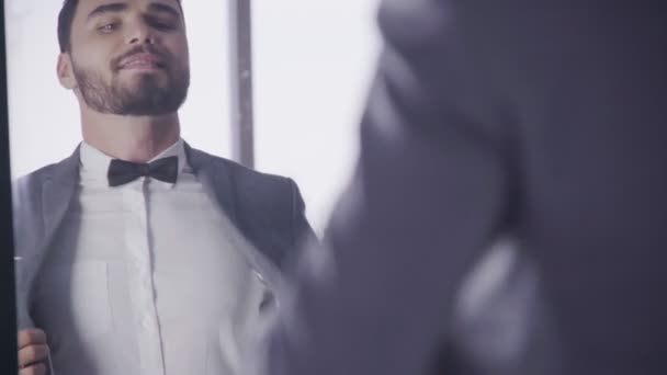 Uomo in abito formale vestirsi in spogliatoio per lavoro o matrimonio. — Video Stock