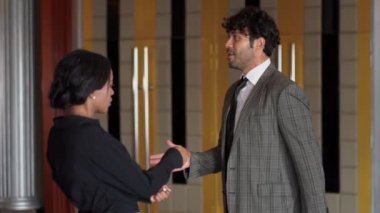 Erkekler ve kadınlar robotlar gibi mutlu bir şekilde dans ediyorlar..