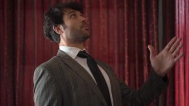 Adam robot gibi dans ediyor.