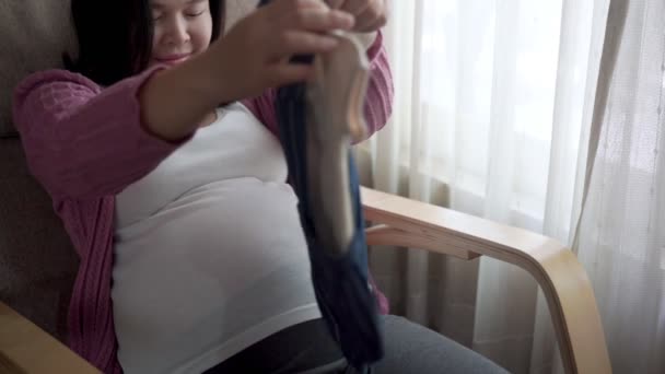 Счастливая беременная женщина и ожидающий ребенка дома. — стоковое видео