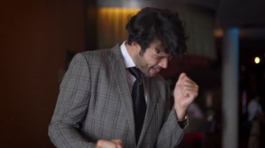 Neşeli ve neşeyle dans eden bir adam