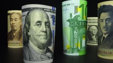 Döviz bozdurma konsepti. Birçok farklı ülkenin banknotları.