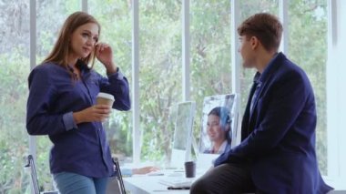 Mutlu iş kadını ve işadamı modern ofiste sohbet ediyorlar..