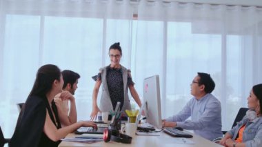 Başarılı iş adamları ofiste proje başarısını kutluyor.