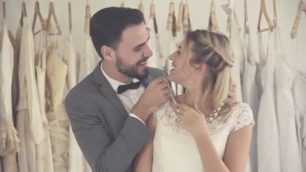 Felice sposa e lo sposo in abito da sposa si preparano per il matrimonio in cerimonia nuziale. — Video Stock