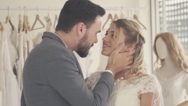 Novia feliz y novio en vestido de novia prepararse para casarse en la ceremonia de la boda. — Vídeos de Stock