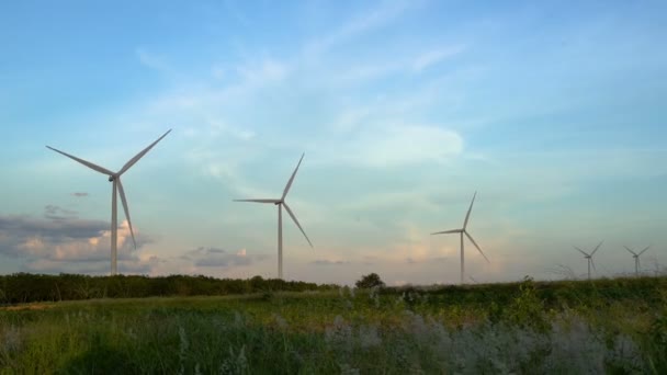 Вітряна турбіна. Вітрові турбіни під блакитним небом — стокове відео
