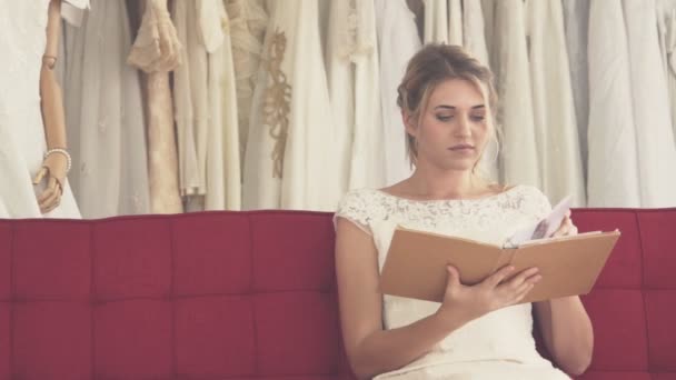 Noiva feliz e noivo no vestido de noiva se preparar para se casar na cerimônia de casamento. — Vídeo de Stock