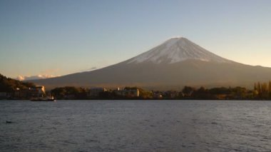 Fuji Dağı Japonya 'daki Kawaguchiko Gölü' nden izlendi.