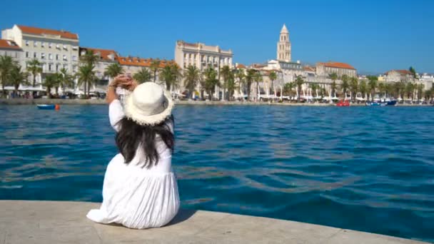 Kadın gezgin Hırvatistan 'ın Split kentinde seyahat ediyor. — Stok video