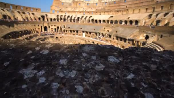 Turista dentro de Roma Coliseu Itália — Vídeo de Stock