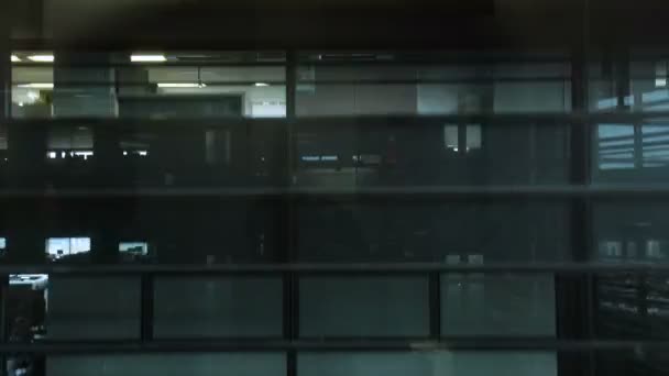 Elevador em movimento no edifício de escritórios moderno. — Vídeo de Stock
