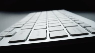 Bilgisayar klavyesinin yakın görüntüsü. Makro yumuşak odak doli çekimi