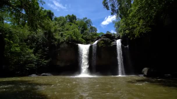 Cachoeira Haew Su Wat no Parque Nacional Khao Yai, Tailândia — Vídeo de Stock