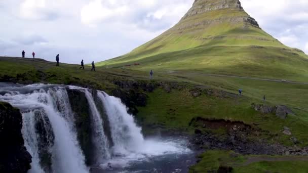 Kirkjufell Berglandschaft in Island Sommer. — Stockvideo