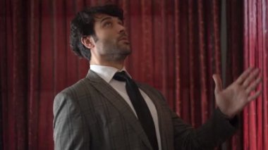 Adam robot gibi dans ediyor.