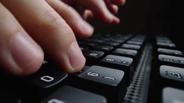 Крупним планом друк на клавіатурі з пальцями людини. Макро м'який фокус ляльковий постріл . — стокове відео