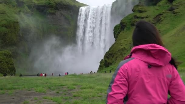 Cestovatel cestovat do Skogafoss vodopádu na Islandu. — Stock video