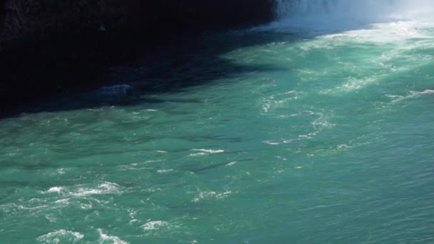 Scatto al rallentatore della cascata Godafoss nel nord dell'Islanda. — Video Stock