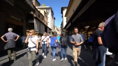 İtalya, Floransa 'daki Ponte Vecchio Köprüsü' nde yürüyorum.