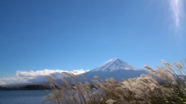 Fuji Dağı Japonya 'daki Kawaguchiko Gölü' nden izlendi.