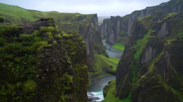 Uniek landschap van Fjadrargljufur in IJsland. — Stockvideo