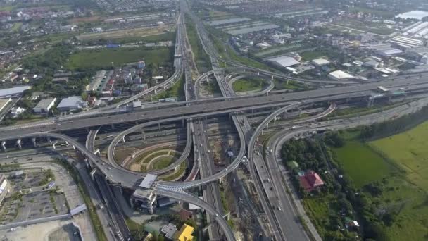 Widok z lotu ptaka na skrzyżowanie autostrad z ruchliwą prędkością ruchu miejskiego na drogach — Wideo stockowe