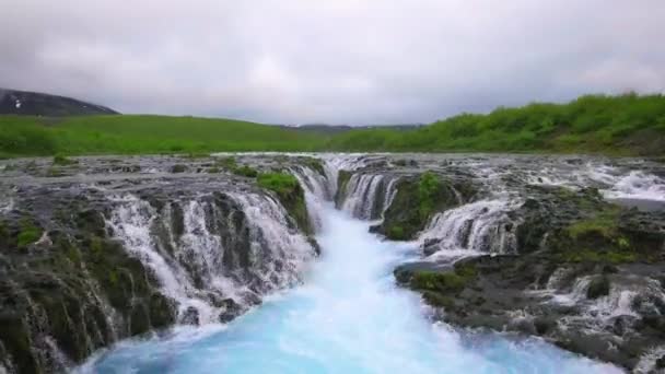 Letecký pohled na vodopád Bruarfoss v Brekkuskogur, Island. — Stock video