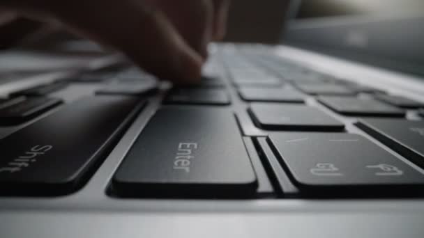 Primo piano digitando sulla tastiera con le dita dell'uomo. Macro soft focus dolly shot. — Video Stock