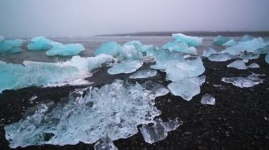 İzlanda 'daki Elmas Sahilindeki Buzdağları.