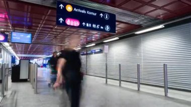 Uluslararası havaalanında yürüyen insanların zaman aşımına uğraması.