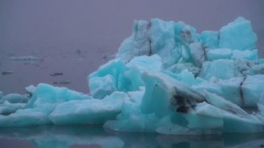 İzlanda 'da Jokulsarlon' daki buzdağları..