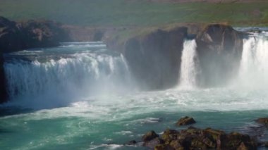 Kuzey İzlanda 'daki Godafoss şelalesinin yavaş çekim görüntüleri..