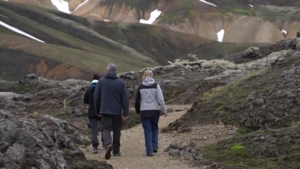 Wanderer wandern im Landmannalaugar Island Highland — Stockvideo