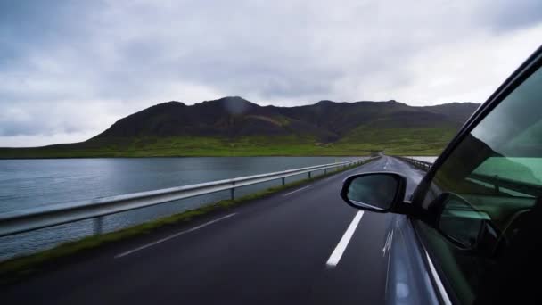 아이슬란드에서 SUV 차량으로 여행하는 여자 관광객. — 비디오