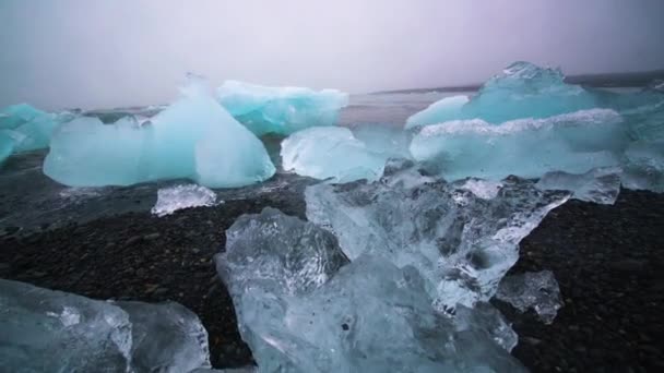 IJsbergen op Diamond Beach in IJsland. — Stockvideo