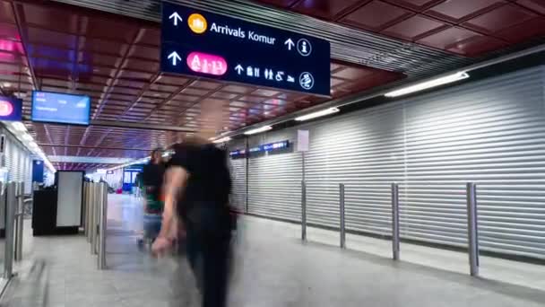 Time lapse di viaggiatori che camminano nell'aeroporto internazionale. — Video Stock