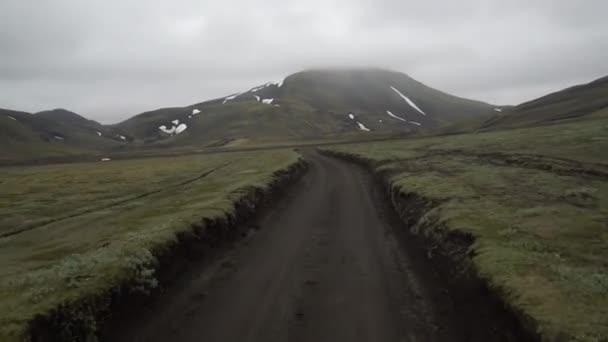 İzlanda 'daki Landmanalaugar' a giden toprak yolda arazi aracı sürüyor.. — Stok video