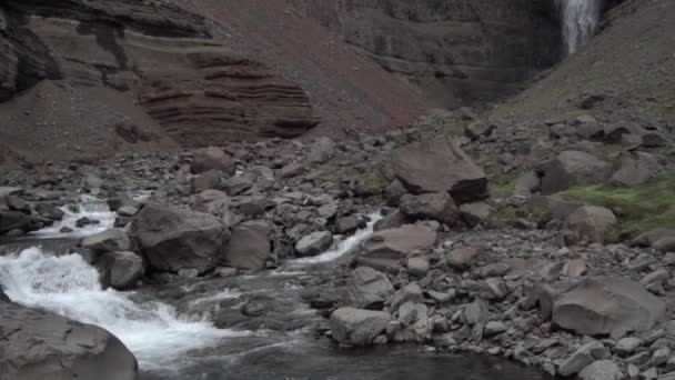 아이슬란드 동부에 있는 아름다운 헨 지포스 폭포의 느린 모션 샷. — 비디오