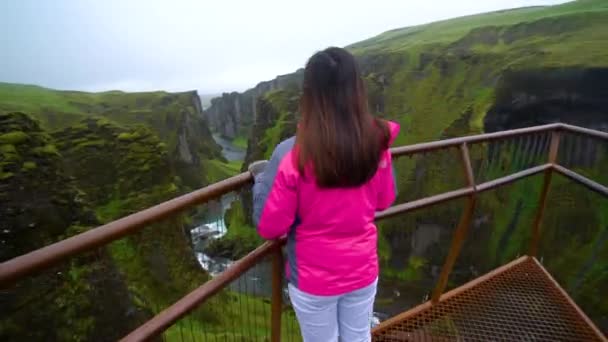 Női utazó Fjadrargljufur Izlandon. — Stock videók