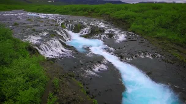 Drone vue aérienne de la cascade de Bruarfoss à Brekkuskogur, Islande. — Video