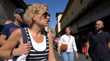 İtalya, Floransa 'daki Ponte Vecchio Köprüsü' nde yürüyorum.