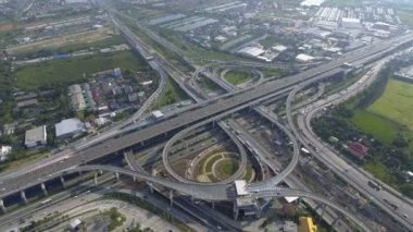 Yoğun Şehir Trafiği Süratli Otoyol Kavşağı 'nın Hava Görüntüsü