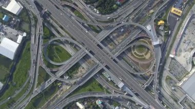 Yoğun Şehir Trafiği Süratli Otoyol Kavşağı 'nın Hava Görüntüsü