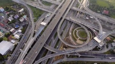 Yoğun Şehir Trafiği Süratli Otoyol Kavşağı 'nın Hava Görüntüsü