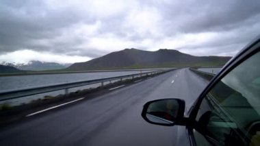 Kadın turist İzlanda 'da arazi aracı ile seyahat ediyor..