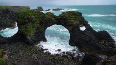 İzlanda, Arnarstapi 'de Gatklettur bazalt kayası.
