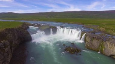 Kuzey İzlanda 'daki Godafoss şelalesinin insansız hava aracı görüntüleri..