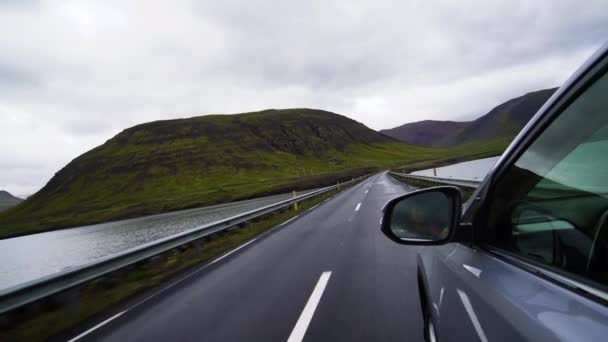 Žena turistické cestování autem SUV na Islandu. — Stock video